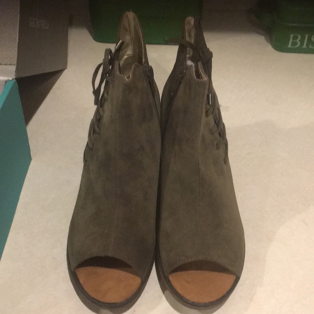 New in box with tags olive peep toed olive heels - Picture 1 of 8